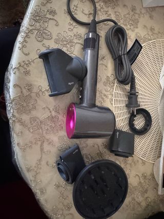 Secador Dyson Negro y Rosa