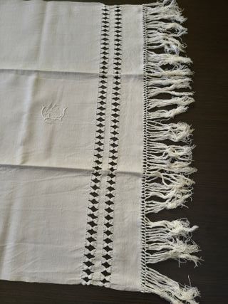 Tovaglietta in lino ricamato con frange