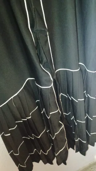 Abaya negra con detalles blancos