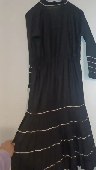 Abaya negra con detalles blancos