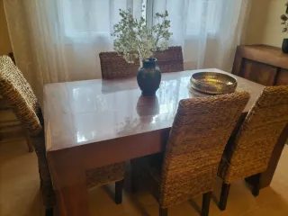 Mesa comedor y 4 sillas estilo colonial