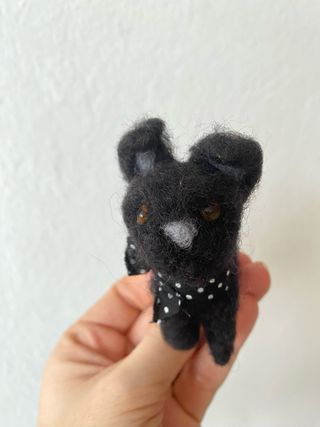 Perro de fieltro hecho a mano