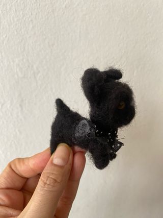 Perro de fieltro hecho a mano