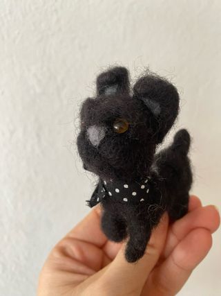 Perro de fieltro hecho a mano