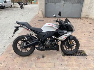 Aprilia Tuono 125 gris/blanca