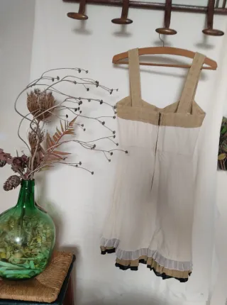 Vestido coqueto beige y blanco