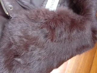 Chaqueta de piel con cuello de pelo