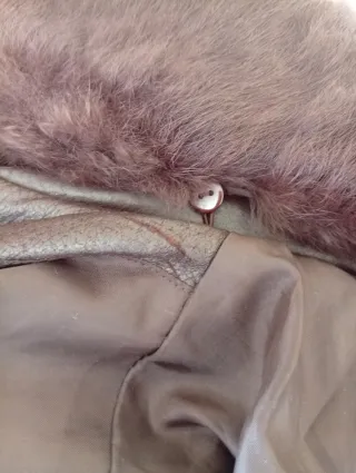 Chaqueta de piel con cuello de pelo