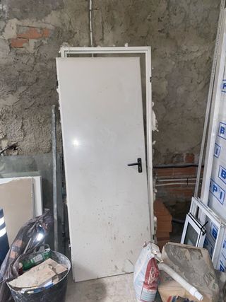 Puerta blanca con marco