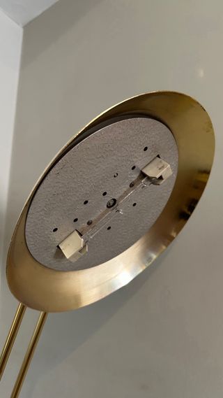 Lámpara de pie dorada.