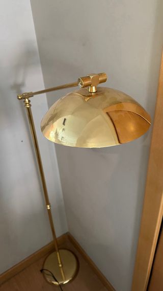 Lámpara de pie dorada.
