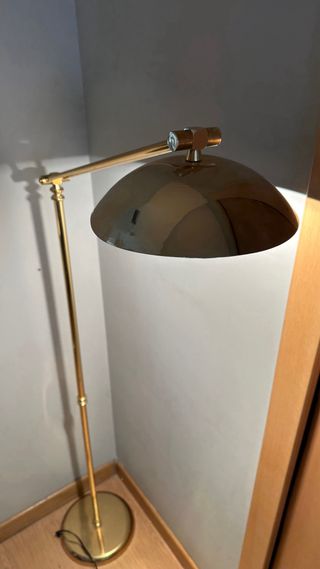 Lámpara de pie dorada.