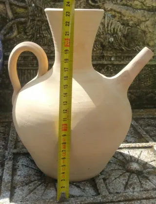 Porrón de barro tradicional o cerámica sin pintar