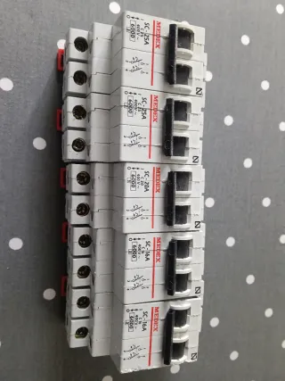 Disyuntores Medex 2 de SC-25A, SC-20A y 2 SC-16A