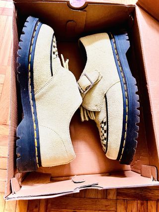 Mocasines Dr. Martens con flecos y hebilla