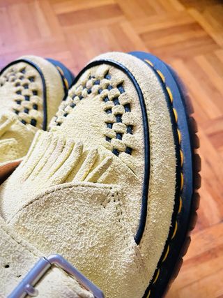 Mocasines Dr. Martens con flecos y hebilla