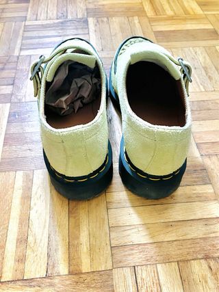 Mocasines Dr. Martens con flecos y hebilla