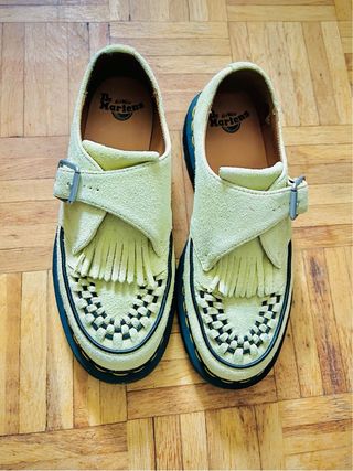 Mocasines Dr. Martens con flecos y hebilla
