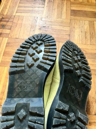 Mocasines Dr. Martens con flecos y hebilla