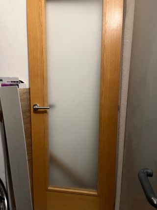 Puerta de madera con cristal traslucido