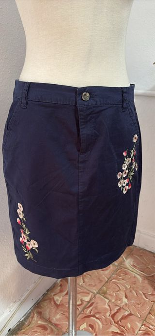 Falda azul con bordados de flores