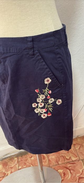 Falda azul con bordados de flores