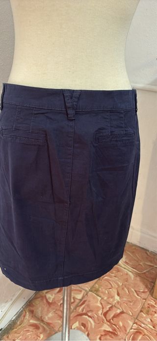 Falda azul con bordados de flores