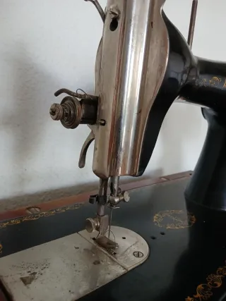 Máquina de coser Alfa antigua