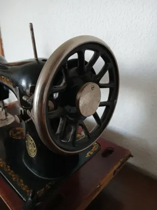 Máquina de coser Alfa antigua