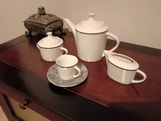 Juego de café de porcelana blanco y negro.