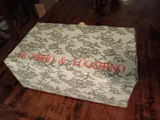 Juego de café de porcelana blanco y negro.