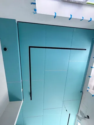 Falso techo moderno y alicatados