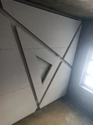 Falso techo moderno y alicatados