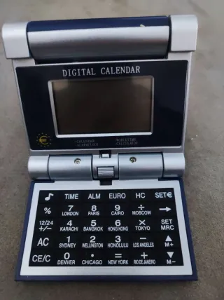 Calcolatrice sveglia vintage pieghevole e richiudi