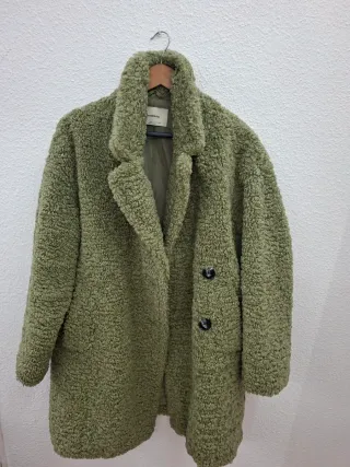 Abrigo verde Stradivarius talla M
