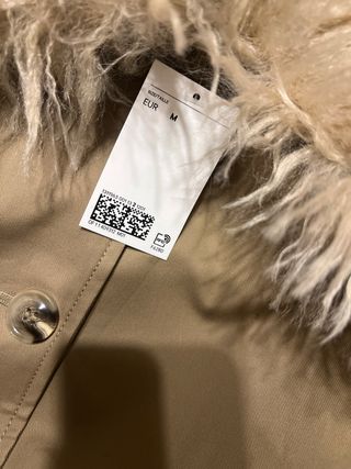 Gabardina beige con cuello de pelo