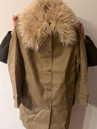 Gabardina beige con cuello de pelo