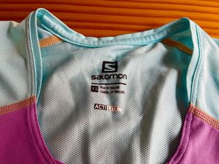 Camiseta deportiva Salomon rosa y azul