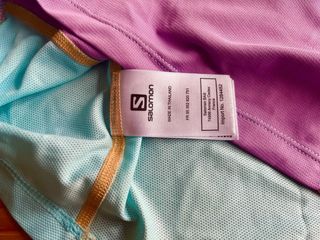 Camiseta deportiva Salomon rosa y azul