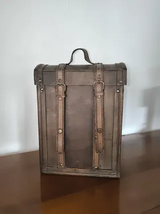 Caja maleta de madera con asa y correas