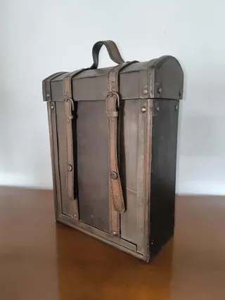 Caja maleta de madera con asa y correas