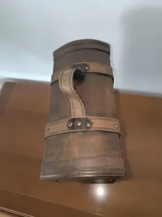 Caja maleta de madera con asa y correas