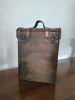 Caja maleta de madera con asa y correas