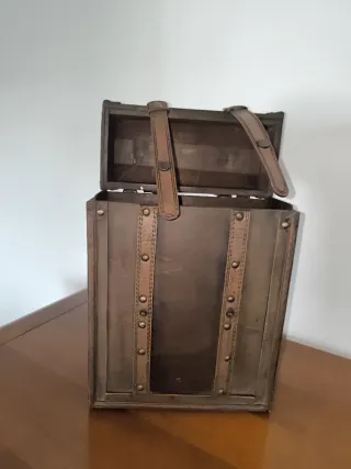 Caja maleta de madera con asa y correas