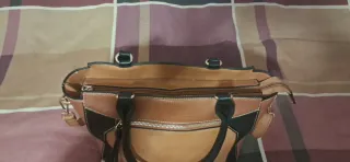 Bolso marrón y negro