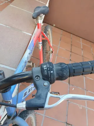 Bicicleta BH SUPRA azul y roja para reparar