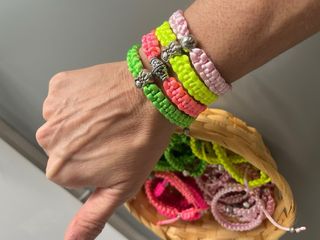 30 braccialetti colorati con perline