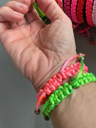 30 braccialetti colorati con perline