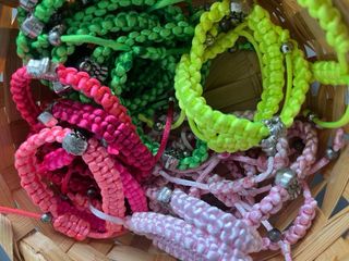 30 braccialetti colorati con perline