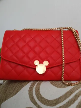 Bolso rojo con cadena dorada y Mickey